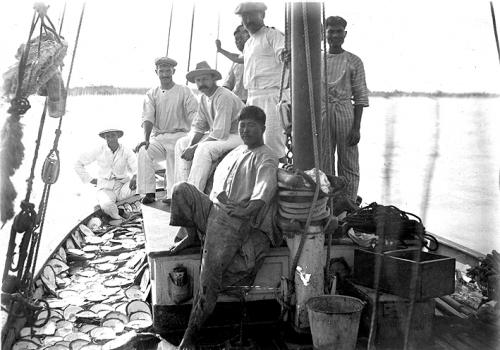The crew of a pearl lugger Broome
