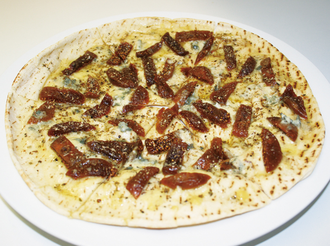 イチジクとゴルゴンゾーラの薄焼きピザ仕立て