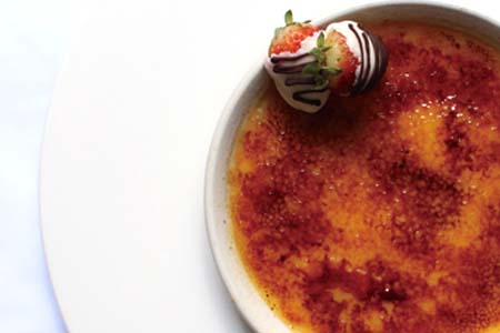 White chocolate cr&egrave;me brulee with chocolate dipped strawberries 