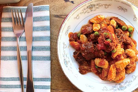 Cavatelli, ragu di carne, peas