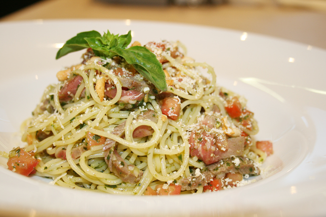 牛たたきの冷たいスパゲッティーニ