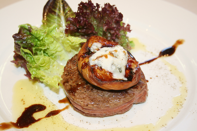 バルサミコ風味のビーフステーキとグリルドピーチ添え